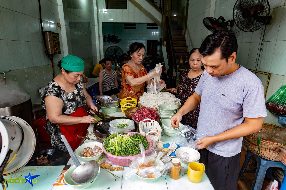 Quán phở gần 40 năm hút khách nhờ món bò tái lăn - Ảnh 1.