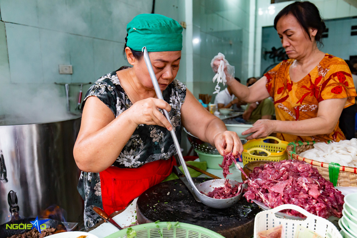 Quán phở gần 40 năm hút khách nhờ món bò tái lăn - Ảnh 3.