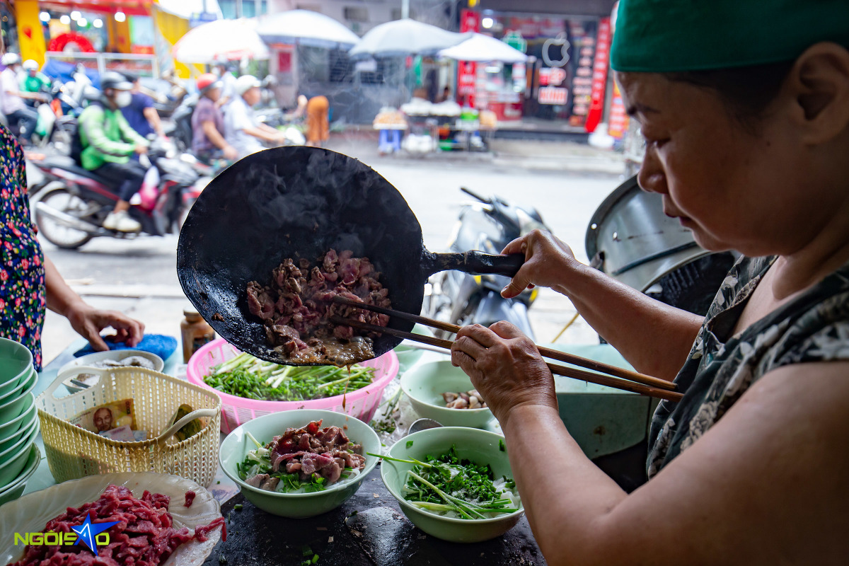 Quán phở gần 40 năm hút khách nhờ món bò tái lăn - Ảnh 6.