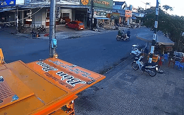 Video: Di chuyển với tốc độ cao, xe máy va chạm mạnh với người đi ngược chiều