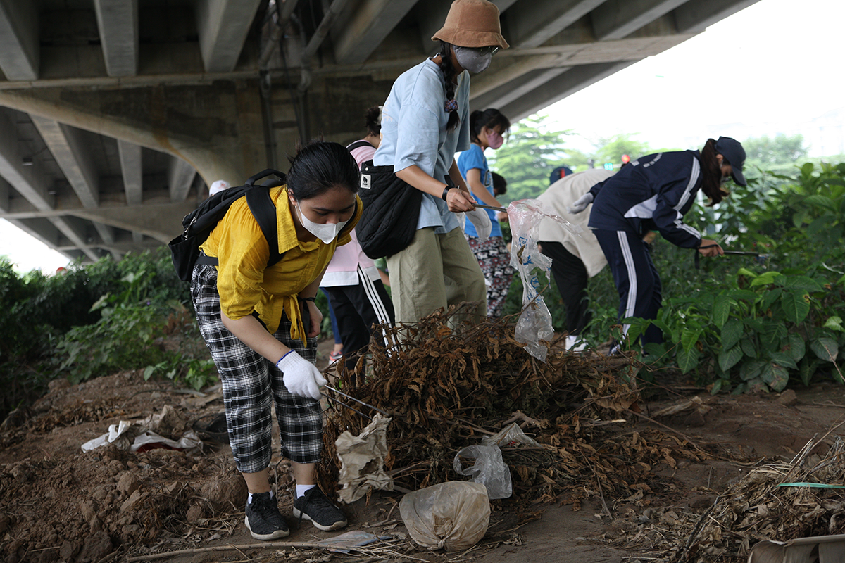 Nhiều bạn nhỏ hào hứng tham gia dọn rác bảo vệ môi trường tại Hà Nội - Ảnh 11.
