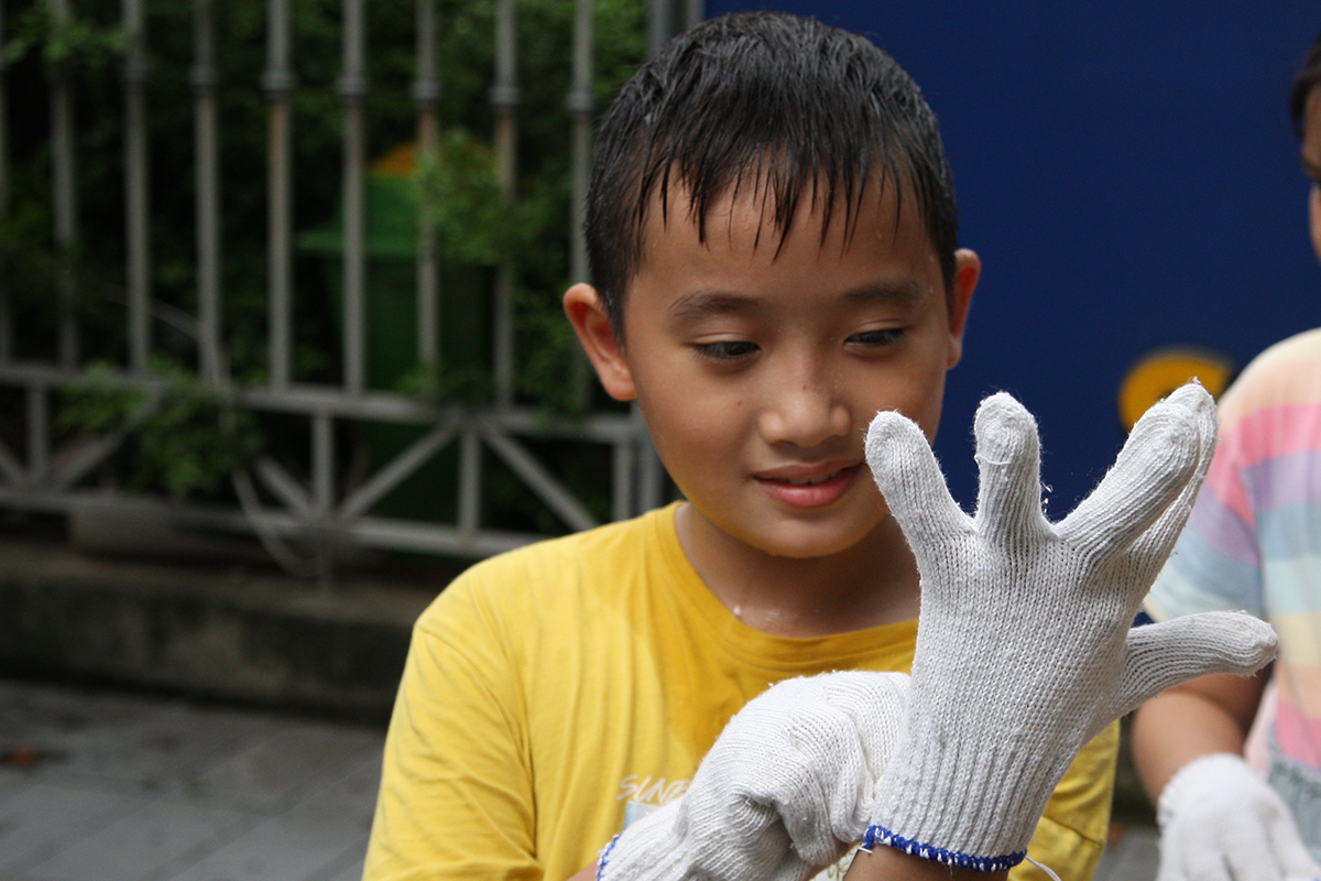 Nhiều bạn nhỏ hào hứng tham gia dọn rác bảo vệ môi trường tại Hà Nội - Ảnh 7.