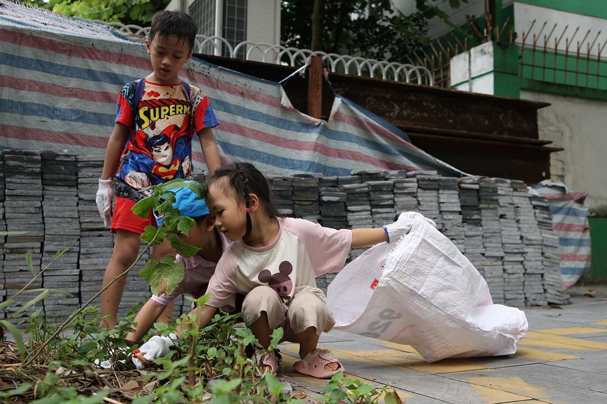 Nhiều bạn nhỏ hào hứng tham gia dọn rác bảo vệ môi trường tại Hà Nội - Ảnh 5.