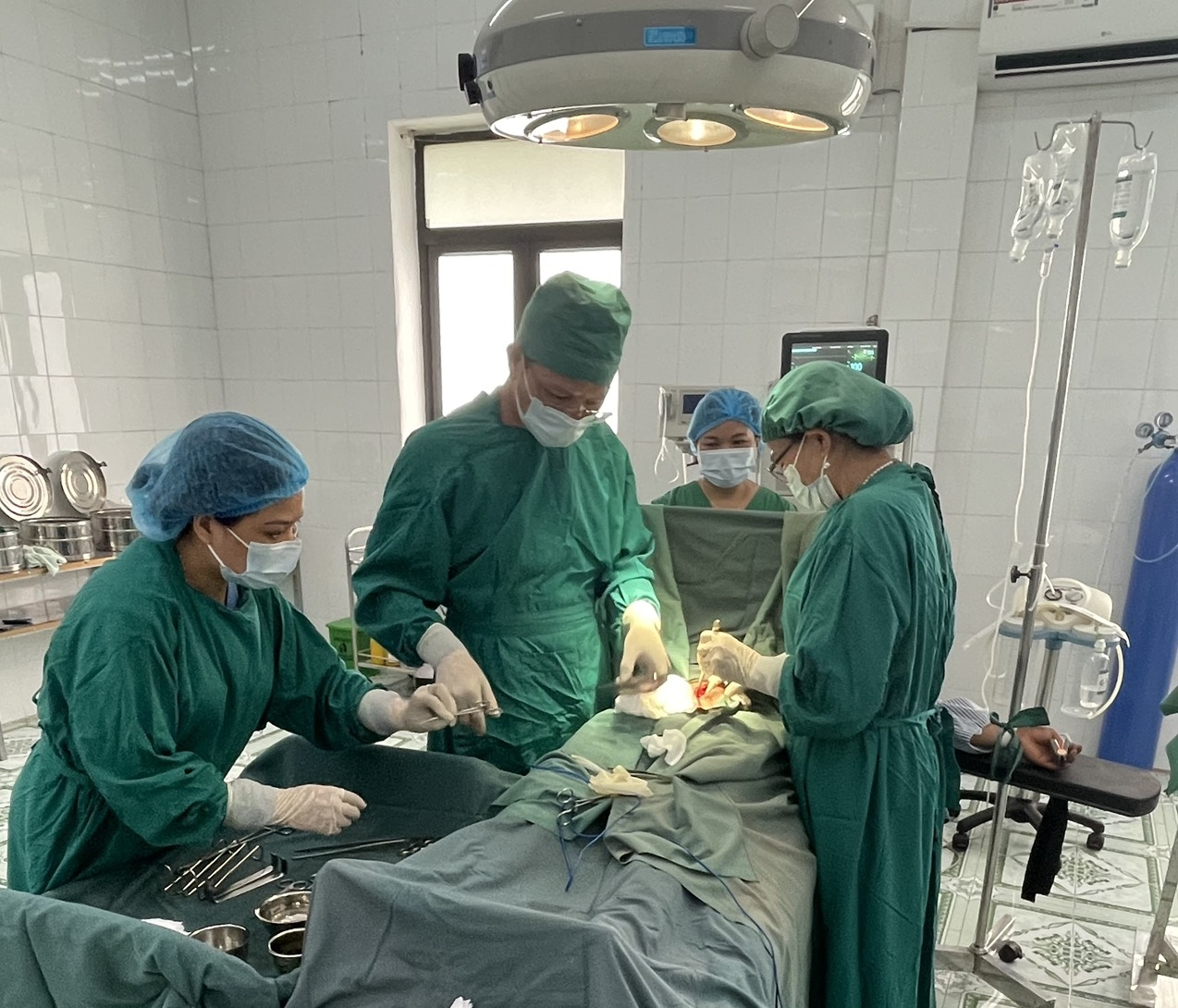 Cao Bằng: Đứng xem bò húc nhau, một người dân bị húc thủng ruột - Ảnh 1. Cao Bằng: Đứng xem bò húc nhau, một người dân bị húc thủng ruột - Ảnh 1.