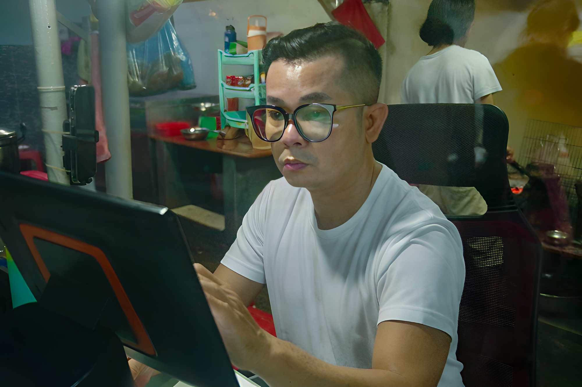 Quán ốc nằm trong khu mộ cổ ở TP.HCM: Vị trí ‘độc’, đêm nào cũng kín khách - Ảnh 4. Quán ốc nằm trong khu mộ cổ ở TP.HCM: Vị trí ‘độc’, đêm nào cũng kín khách - Ảnh 4.