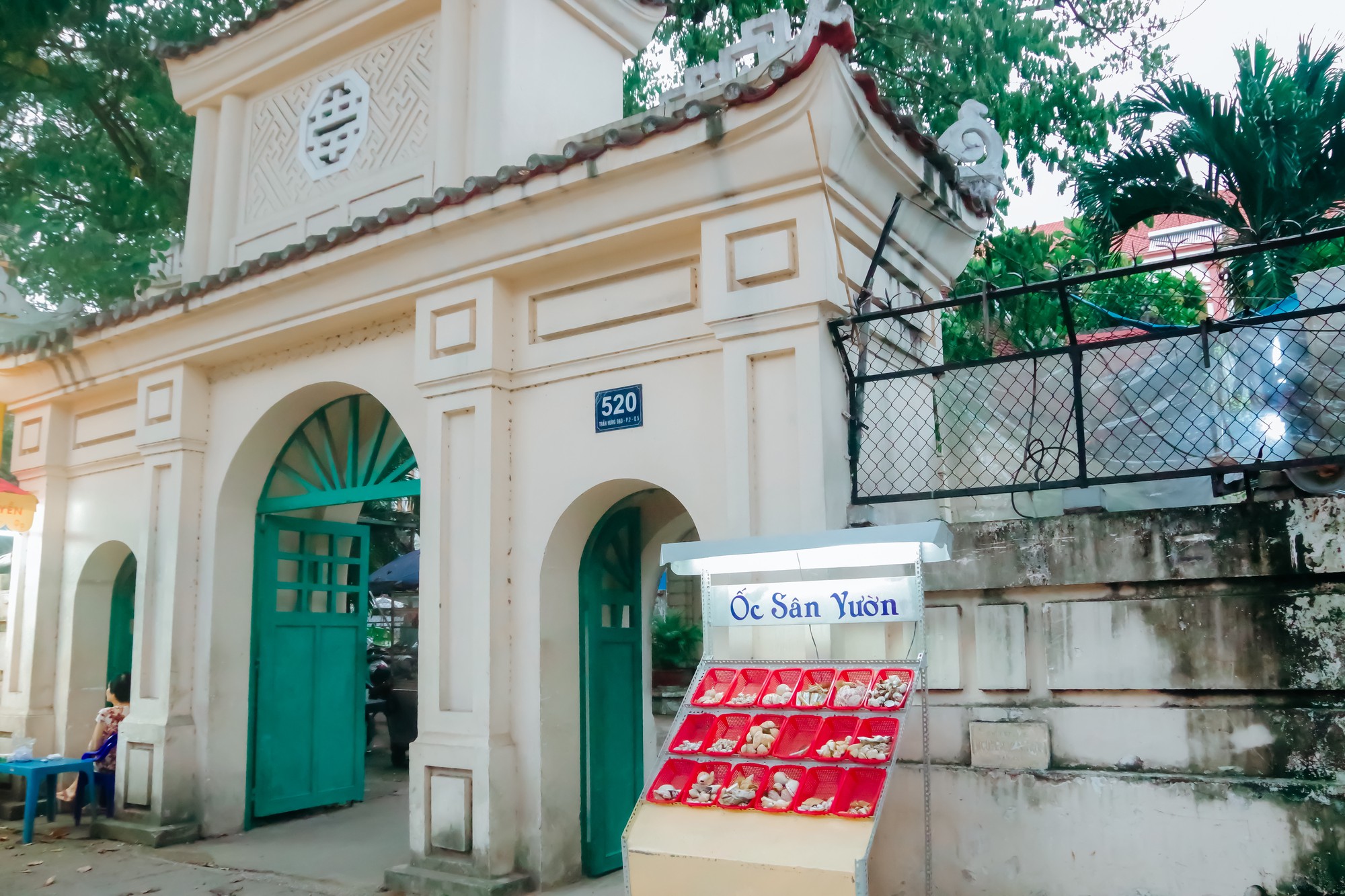 Quán ốc nằm trong khu mộ cổ ở TP.HCM: Vị trí ‘độc’, đêm nào cũng kín khách - Ảnh 5. Quán ốc nằm trong khu mộ cổ ở TP.HCM: Vị trí ‘độc’, đêm nào cũng kín khách - Ảnh 5.