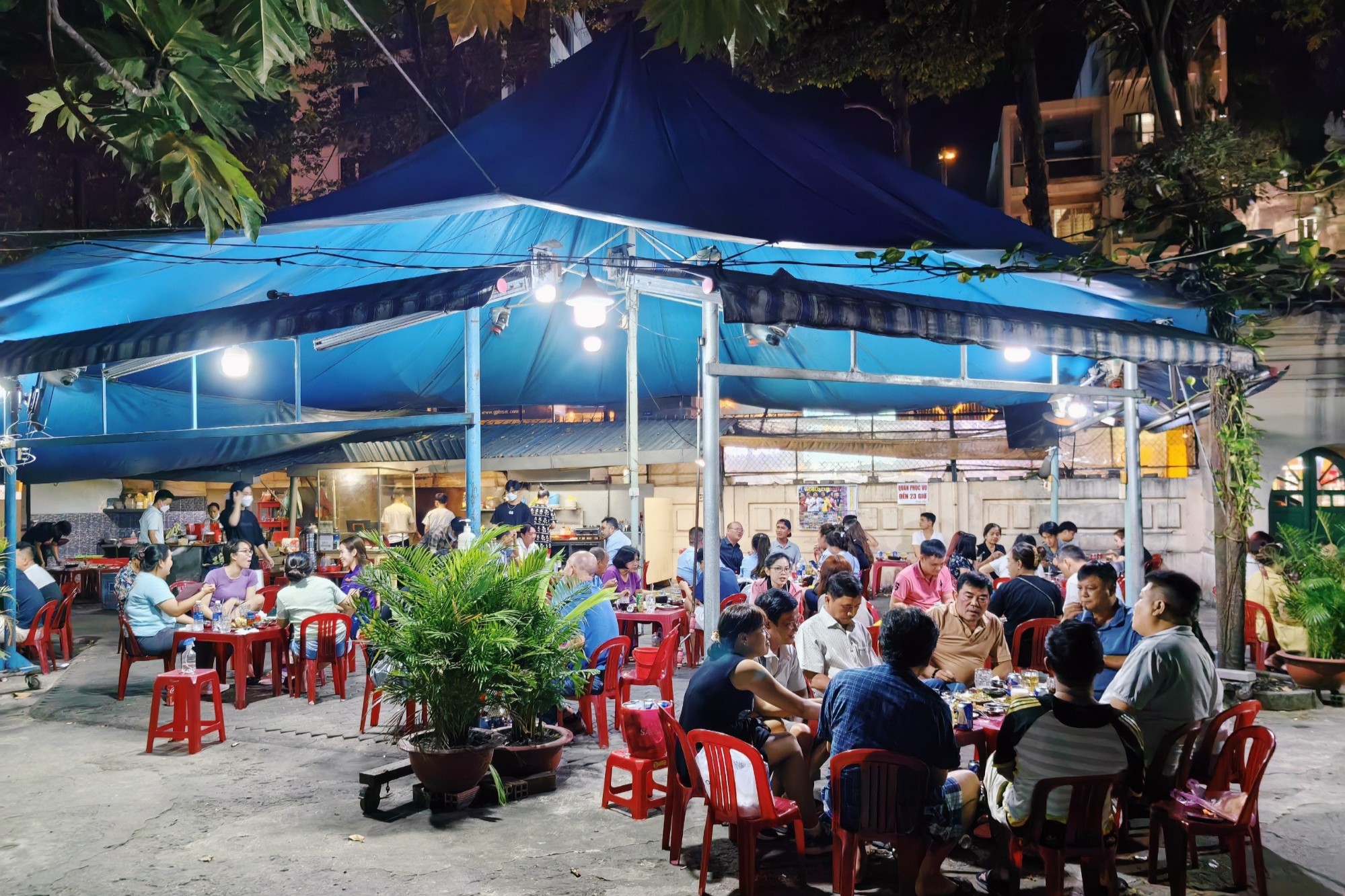Quán ốc nằm trong khu mộ cổ ở TP.HCM: Vị trí ‘độc’, đêm nào cũng kín khách - Ảnh 6. Quán ốc nằm trong khu mộ cổ ở TP.HCM: Vị trí ‘độc’, đêm nào cũng kín khách - Ảnh 6.