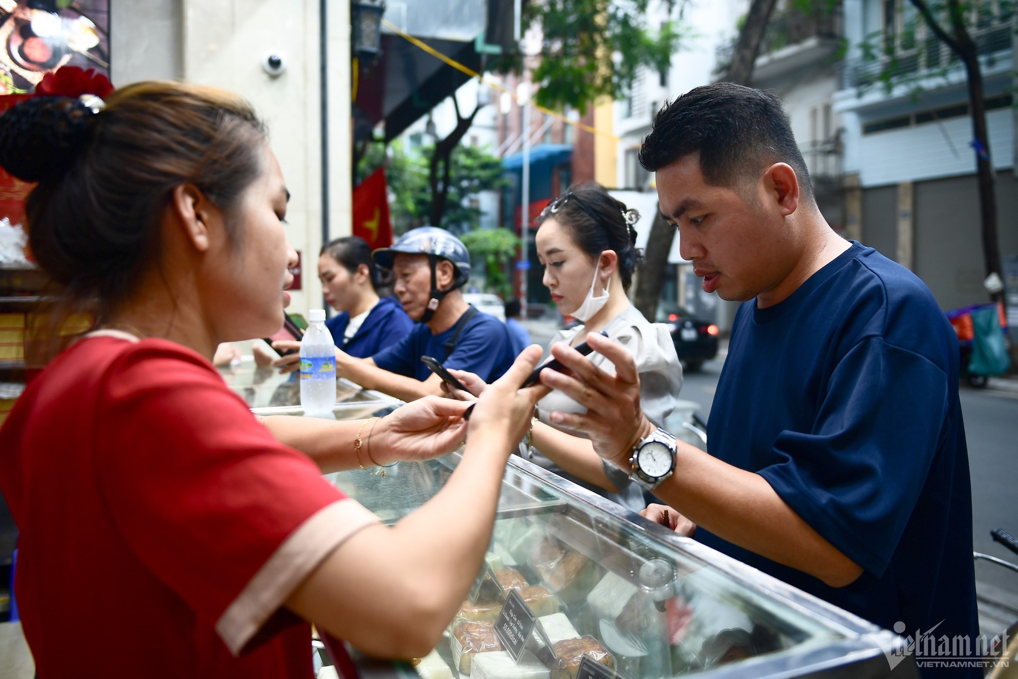 Bánh Trung thu bành trướng vỉa hè 'ngóng' khách - Ảnh 14.