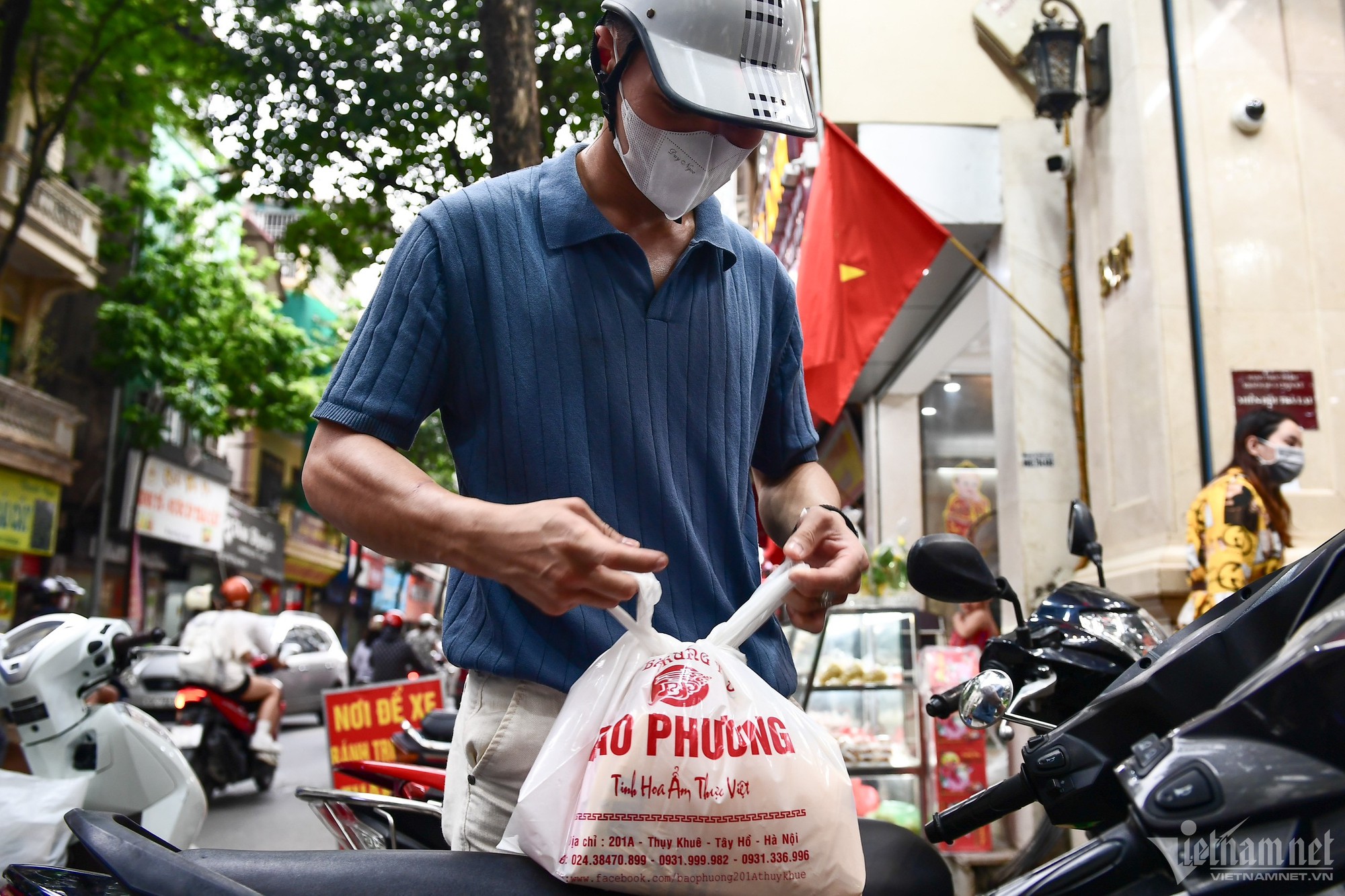 Bánh Trung thu bành trướng vỉa hè 'ngóng' khách - Ảnh 17.