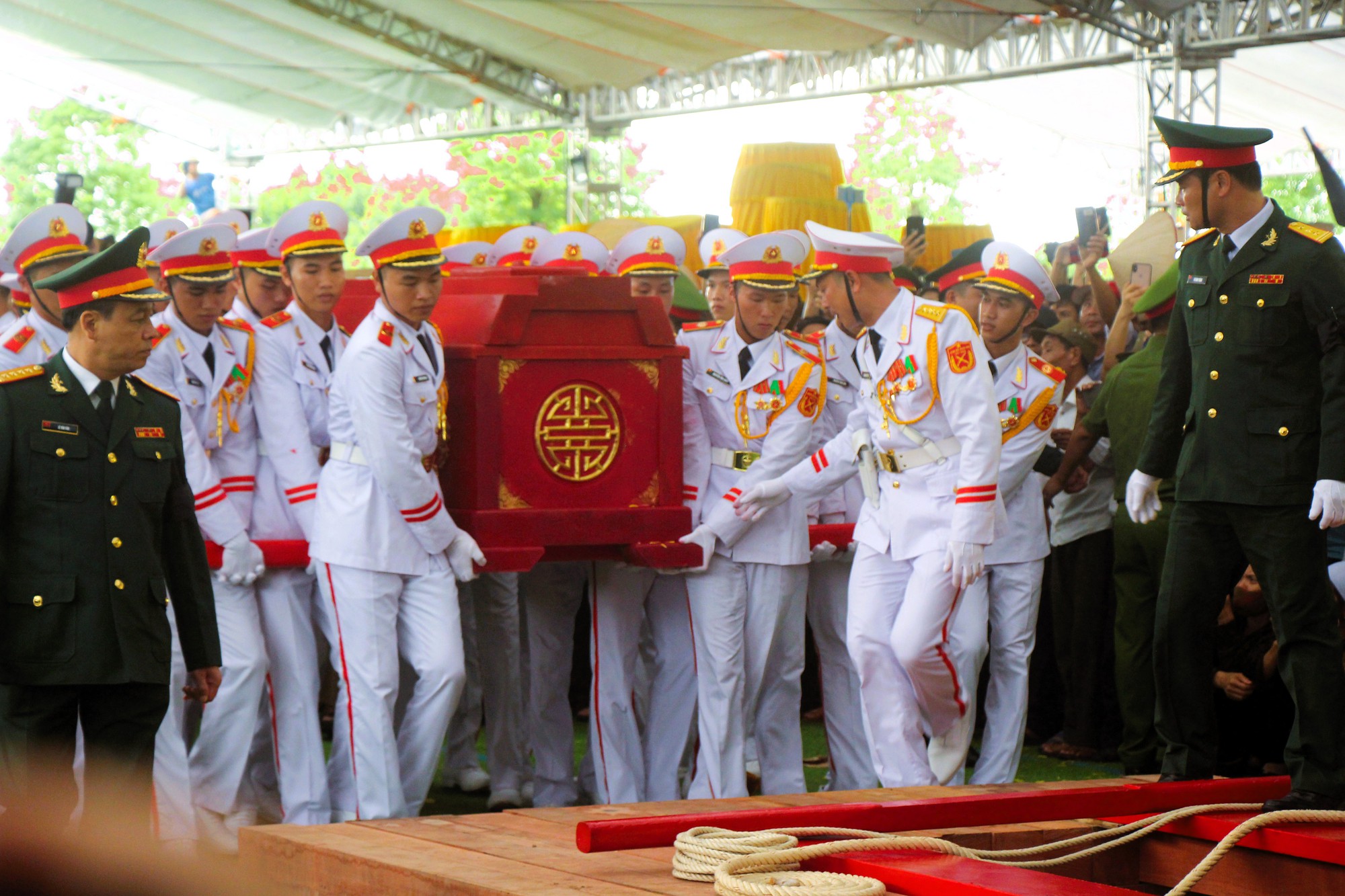 Image hình ảnh hình ảnh hình ảnh hình ảnh hình ảnh Văn Thanh - Xúc động hình ảnh tiễn biệt Phó Thủ tướng Lê Văn Thành về đất mẹ