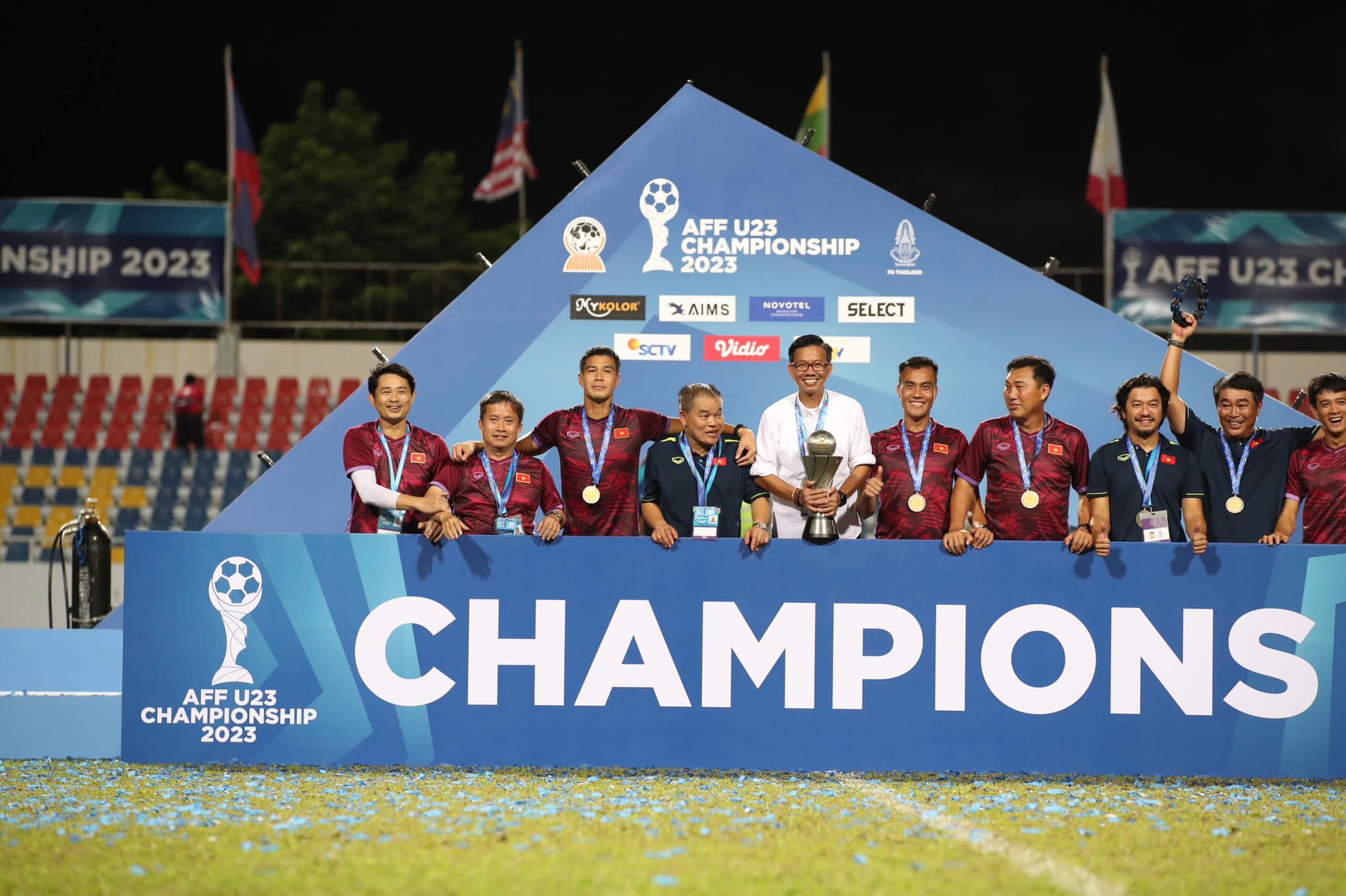 U23 Việt Nam vô địch Đông Nam Á, HLV Hoàng Anh Tuấn xúc động: "Thầy xin cảm ơn những chiến binh nhỏ tuổi " - Ảnh 2. U23 Việt Nam vô địch Đông Nam Á, HLV Hoàng Anh Tuấn xúc động: "Thầy xin cảm ơn những chiến binh nhỏ tuổi " - Ảnh 2.