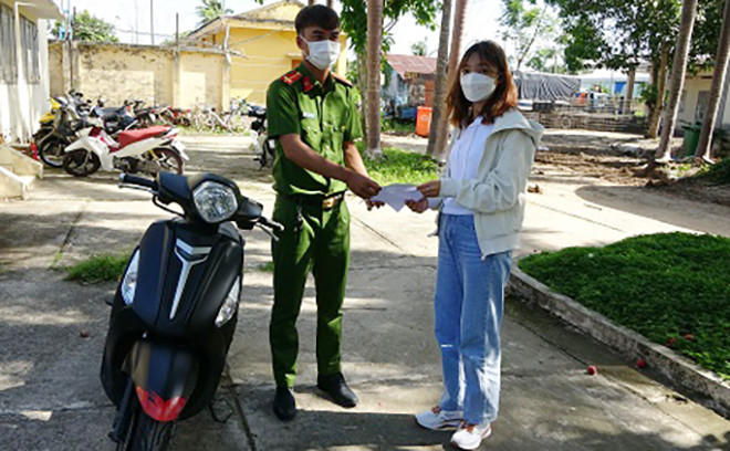 Cô gái bị 2 đối tượng đánh liên tiếp vào mặt, cướp xe máy và nhiều tài sản - Ảnh 2.