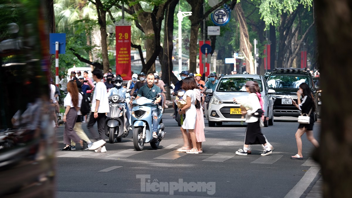 'Phố mùa thu đẹp nhất Hà Nội' chật cứng người đổ về check-in