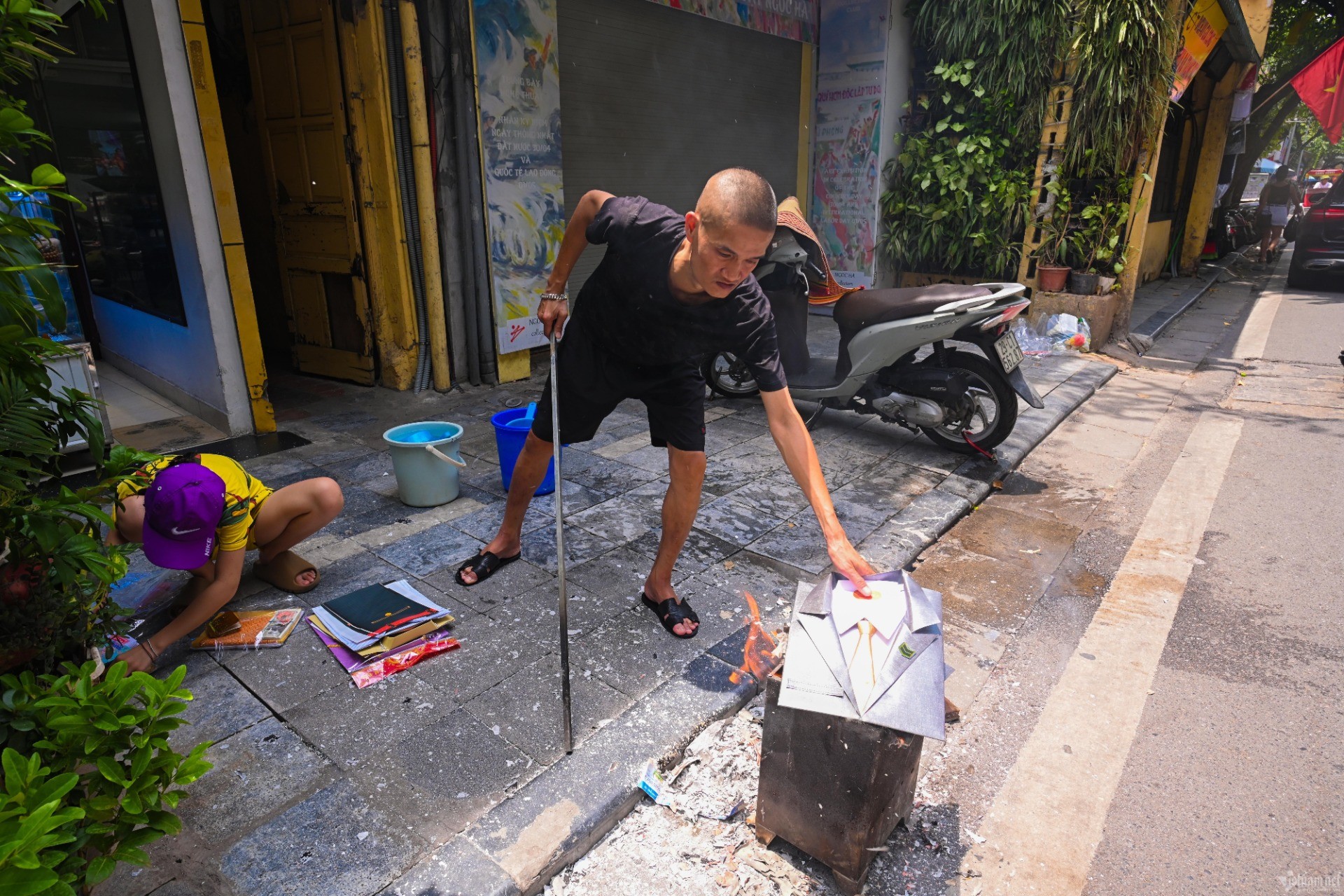 Người dân đua nhau đốt vàng mã cúng rằm tháng 7 trên vỉa hè phố cổ Hà Nội - Ảnh 3.