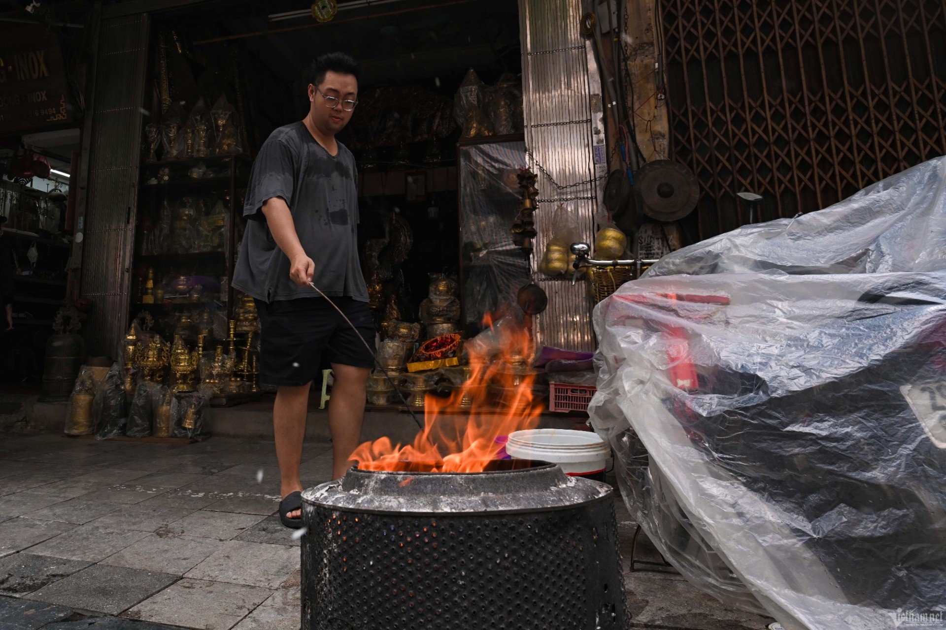 Người dân đua nhau đốt vàng mã cúng rằm tháng 7 trên vỉa hè phố cổ Hà Nội - Ảnh 7.