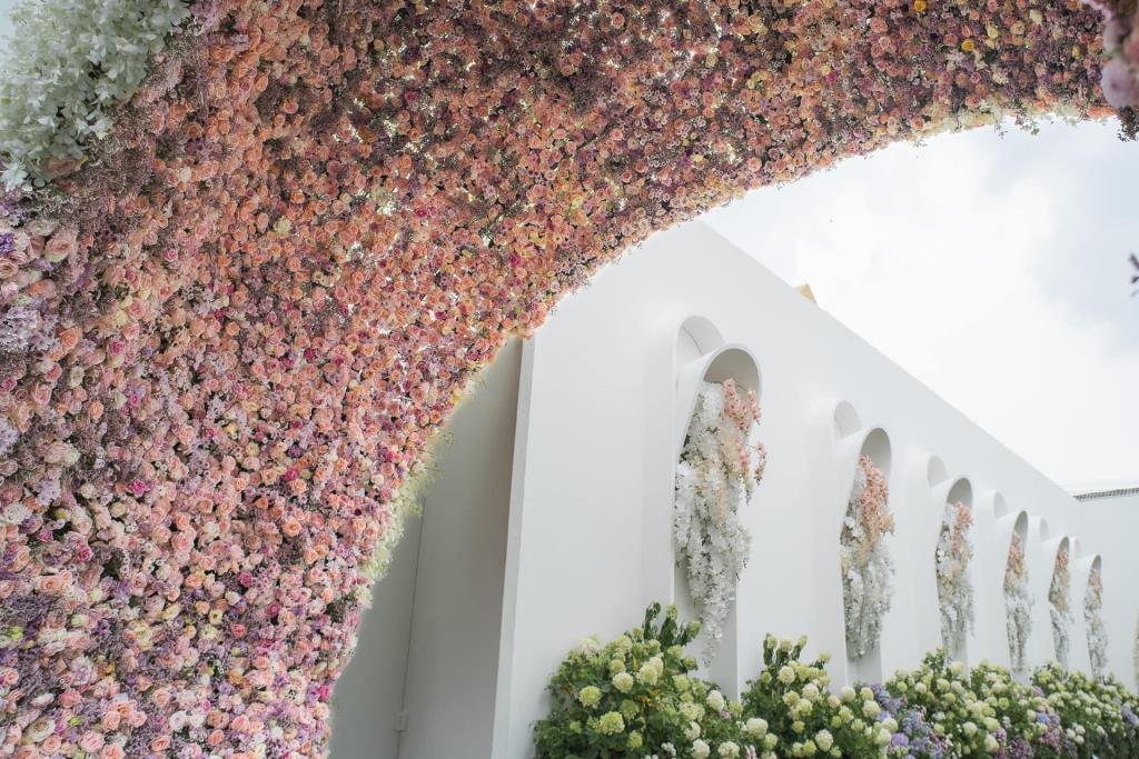 Choáng ngợp trước đám tang xa xỉ của tài phiệt siêu giàu Thái Lan: Phủ kín hoa tươi như &quot;khu vườn thiên đàng&quot; - Ảnh 7.