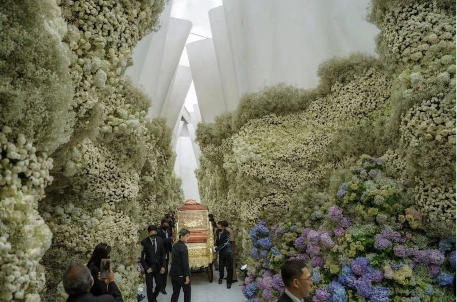 Choáng ngợp trước đám tang xa xỉ của tài phiệt siêu giàu Thái Lan: Phủ kín hoa tươi như 'khu vườn thiên đàng'