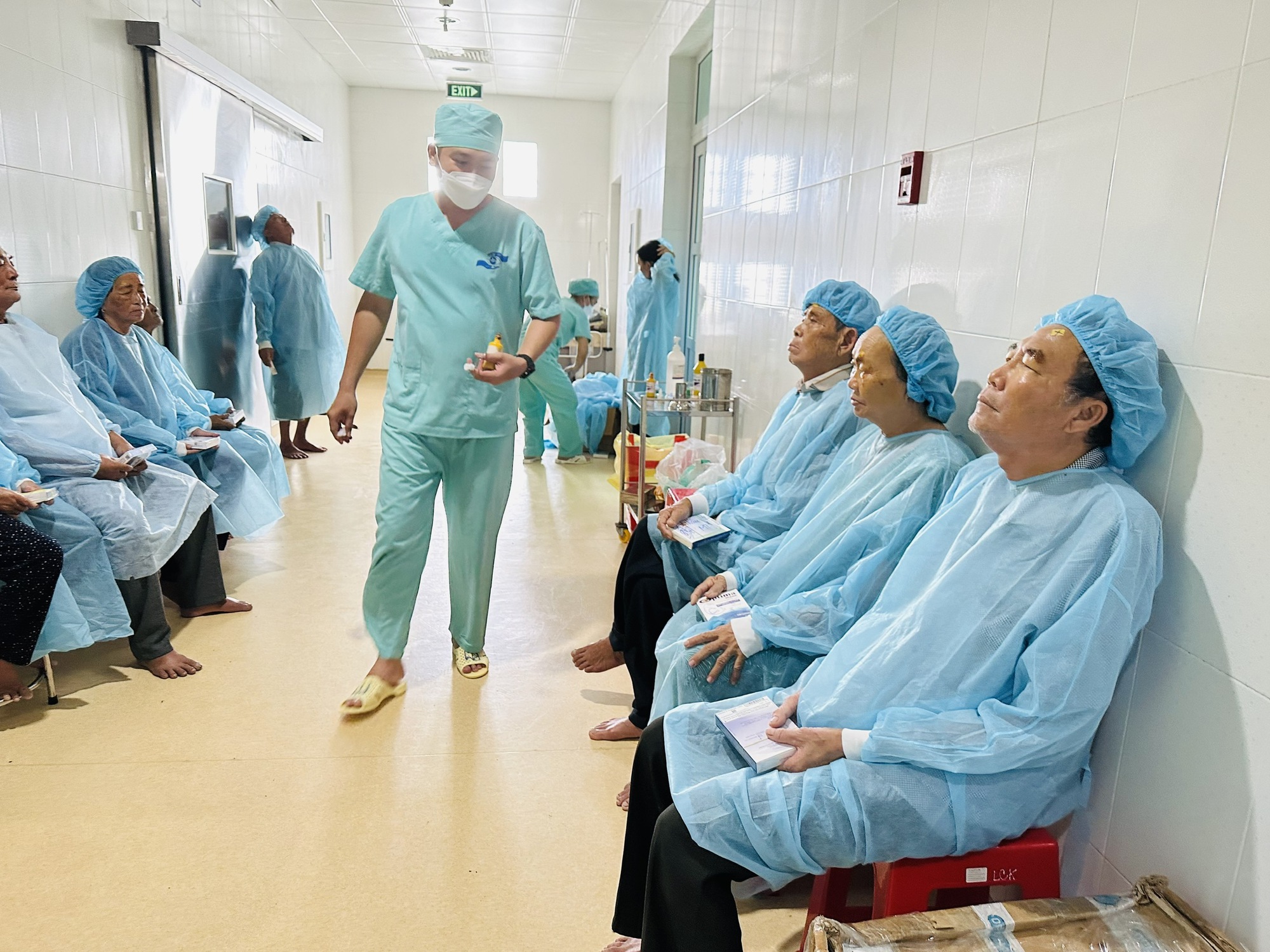 Hàng trăm người dân Cà Mau xếp hàng để bác sĩ ở Sài Gòn về phẫu thuật Phaco miễn phí - Ảnh 4.