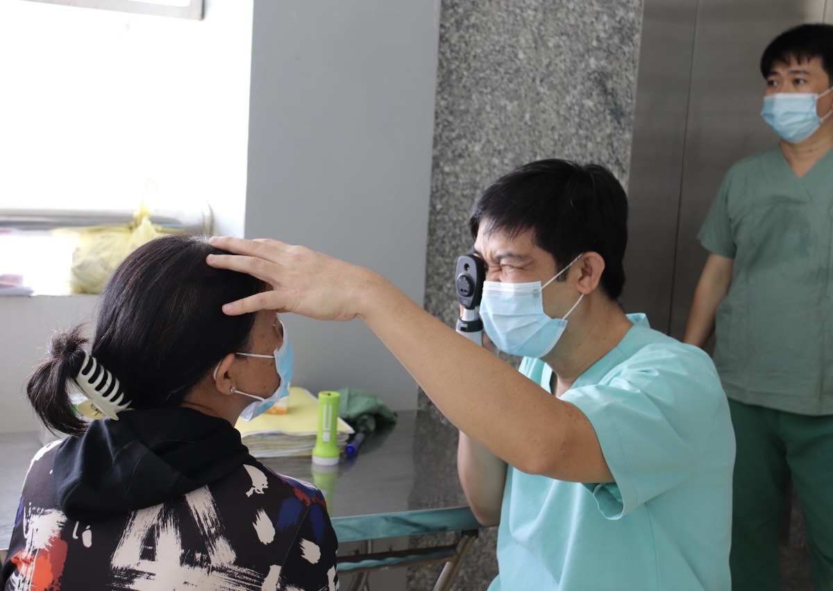 Hàng trăm người dân Cà Mau xếp hàng để bác sĩ ở Sài Gòn về phẫu thuật Phaco miễn phí - Ảnh 8.