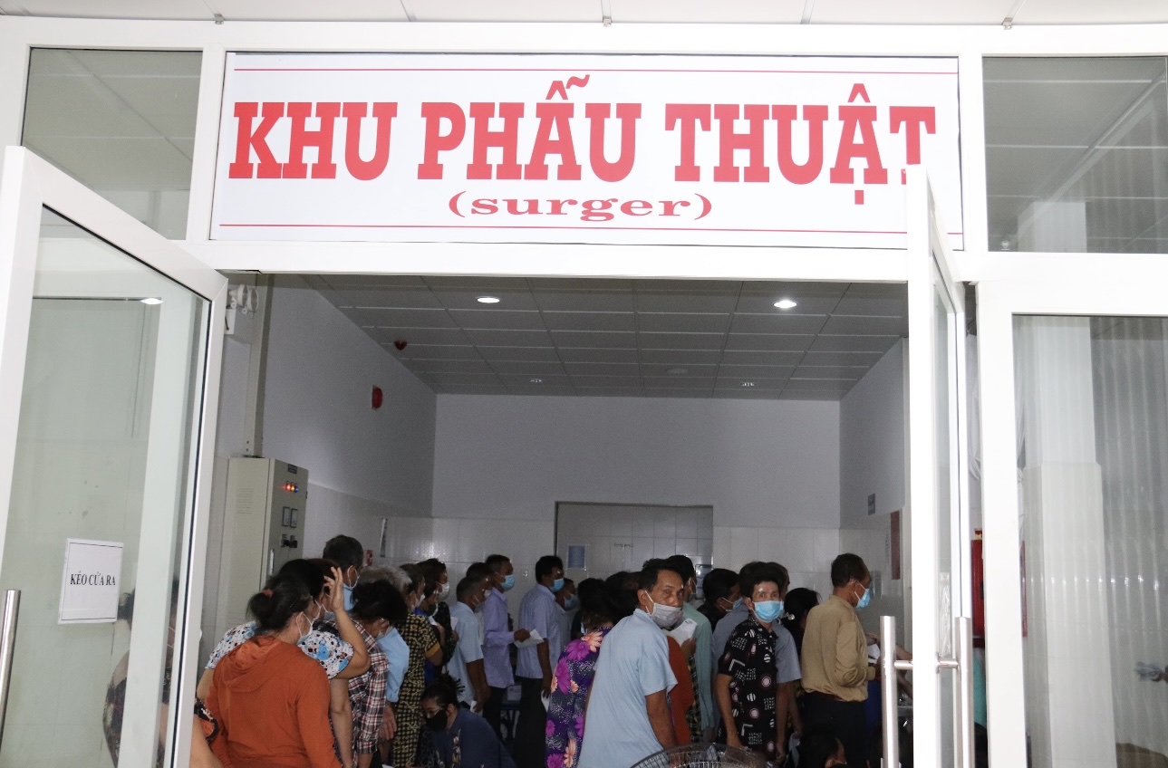 Hàng trăm người dân Cà Mau xếp hàng để bác sĩ ở Sài Gòn về phẫu thuật Phaco miễn phí - Ảnh 1.