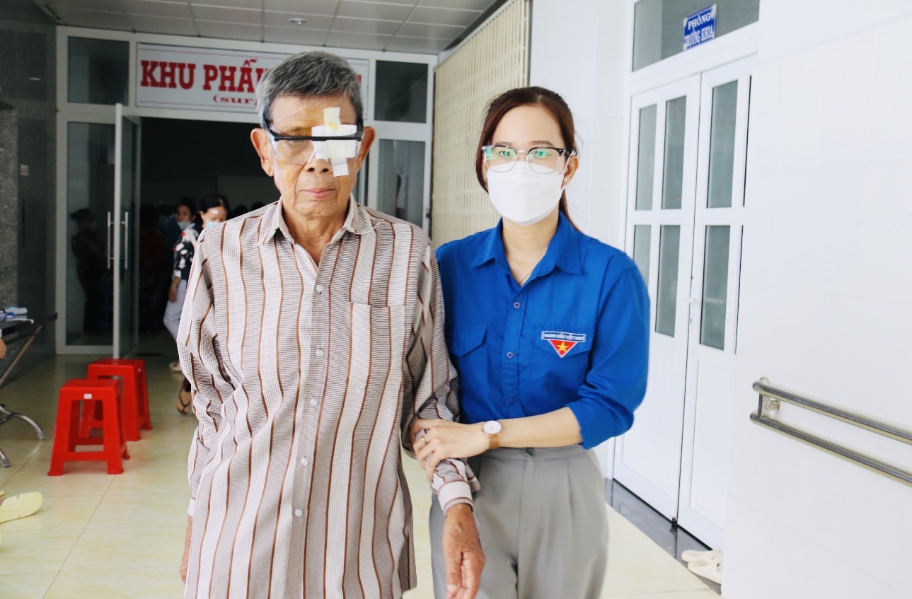 Hàng trăm người dân Cà Mau xếp hàng để bác sĩ ở Sài Gòn về phẫu thuật Phaco miễn phí - Ảnh 10.