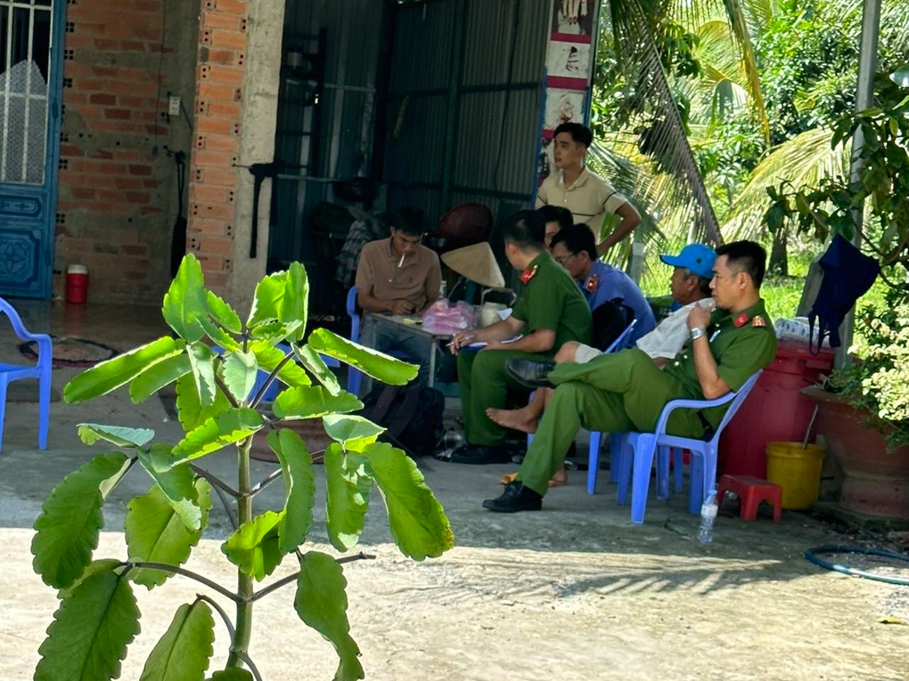 Bị đâm 30 nhát dao, nam thanh niên thoát chết ở Long An - Ảnh 1. Bị đâm 30 nhát dao, nam thanh niên thoát chết ở Long An - Ảnh 1.