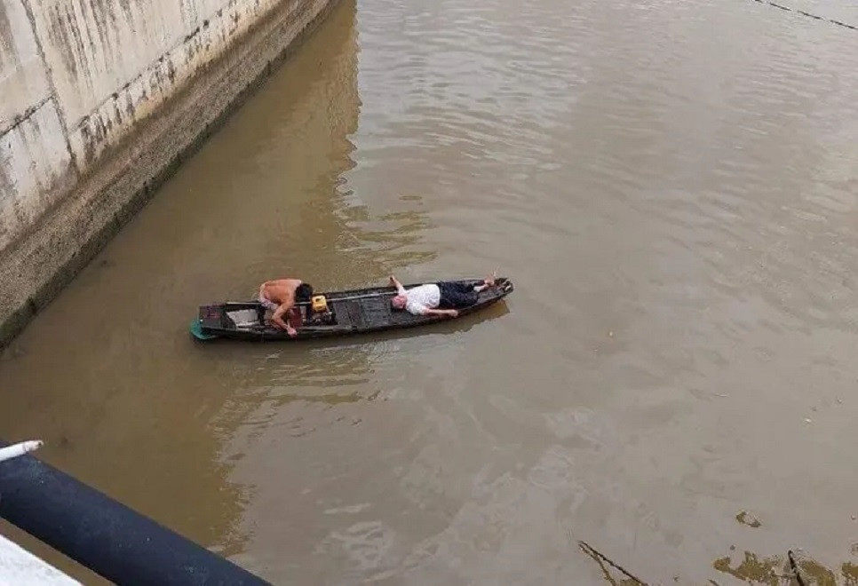 Ô tô tông sập lan can rồi lao xuống sông Đồng Nai - Ảnh 1. Ô tô tông sập lan can rồi lao xuống sông Đồng Nai - Ảnh 1.