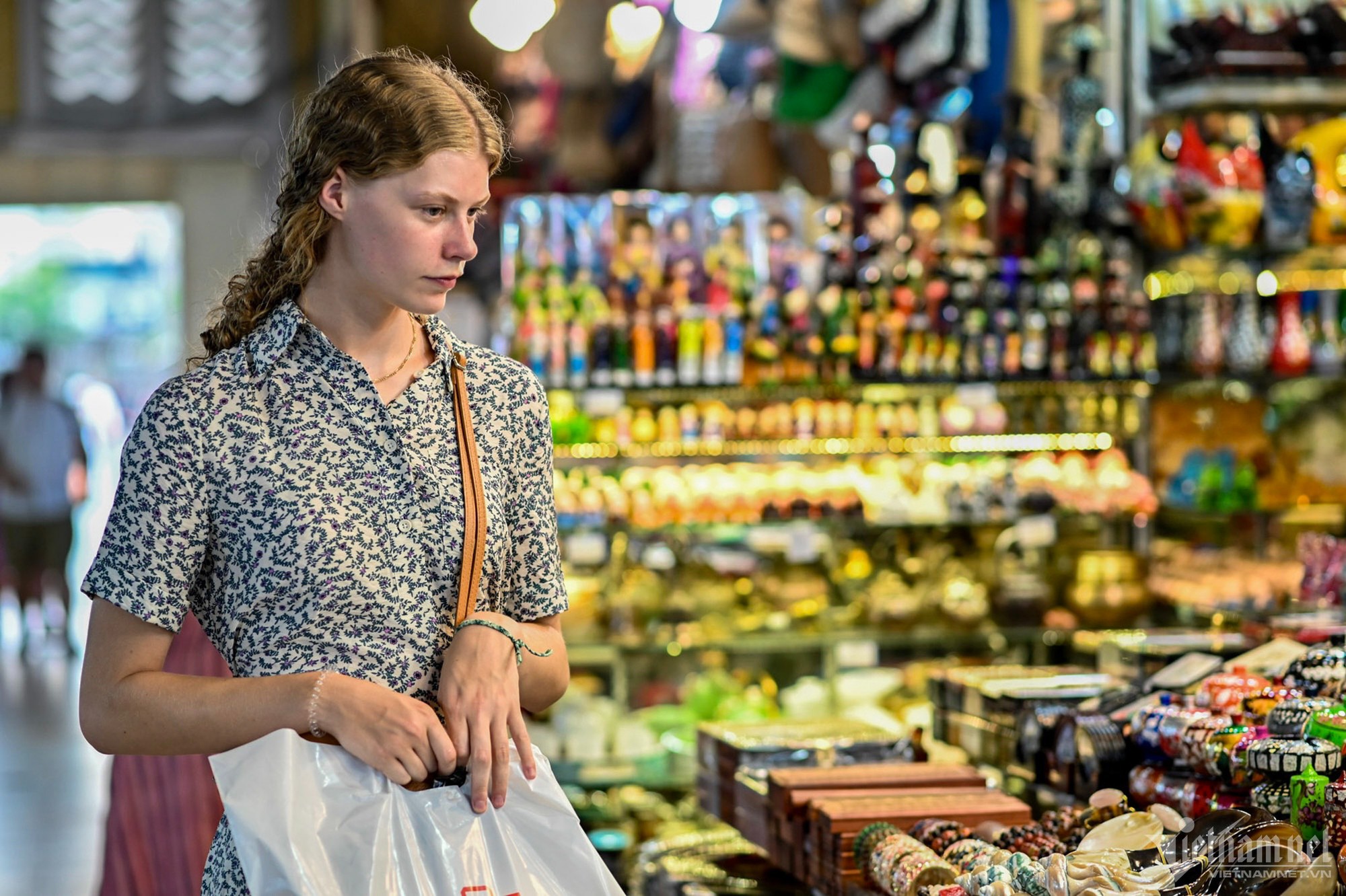 8 th&aacute;ng, kh&aacute;ch quốc tế đến Việt Nam gần c&aacute;n đ&iacute;ch cả năm - Ảnh 1.