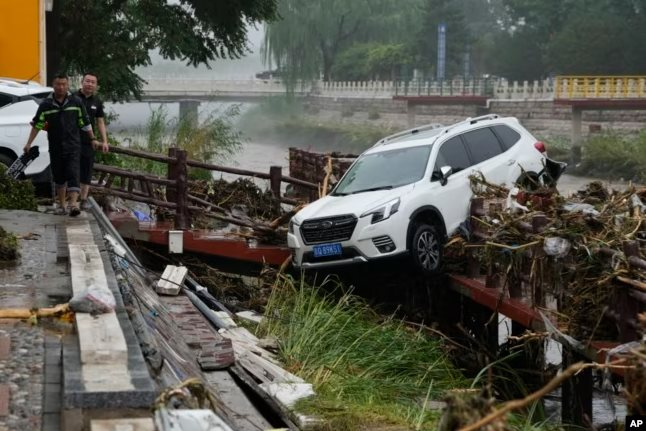 Hàng loạt ô tô chìm trong biển nước, đường biến thành sông, cầu gãy làm đôi... sau trận mưa lũ lớn nhất trong 140 năm qua ở Trung Quốc - Ảnh 3.
