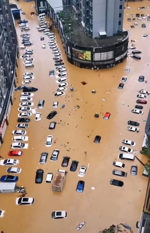 Hàng loạt ô tô chìm trong biển nước, đường biến thành sông, cầu gãy làm đôi... sau trận mưa lũ lớn nhất trong 140 năm qua ở Trung Quốc - Ảnh 4.
