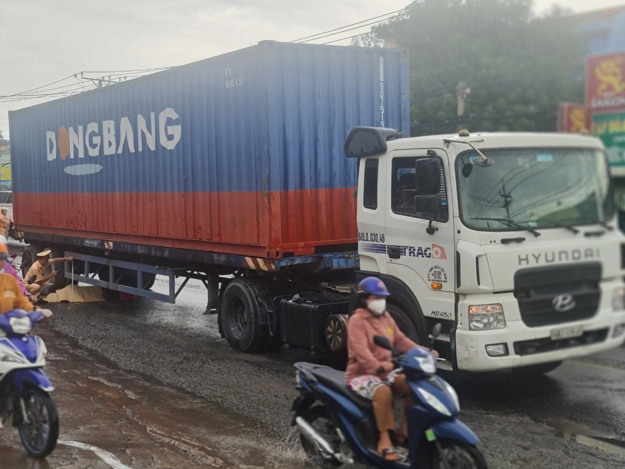 Bị cuốn vào gầm xe container, nam thanh niên tử vong - Ảnh 1. Bị cuốn vào gầm xe container, nam thanh niên tử vong - Ảnh 1.