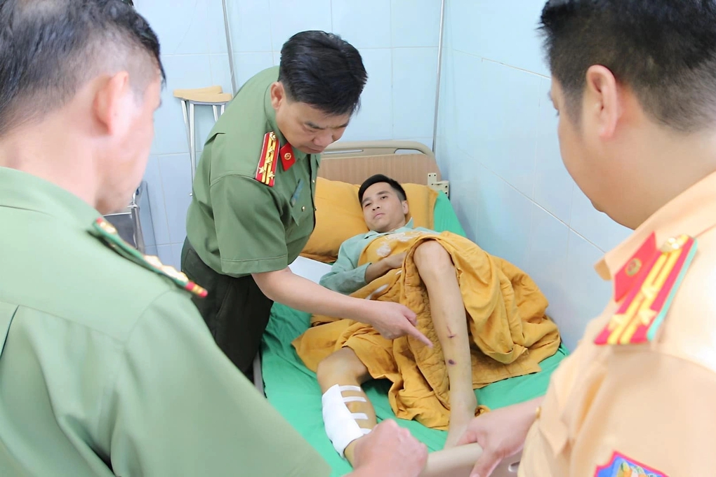 Thiếu niên đâm gãy chân CSGT khi bị yêu cầu dừng xe kiểm tra - Ảnh 1.