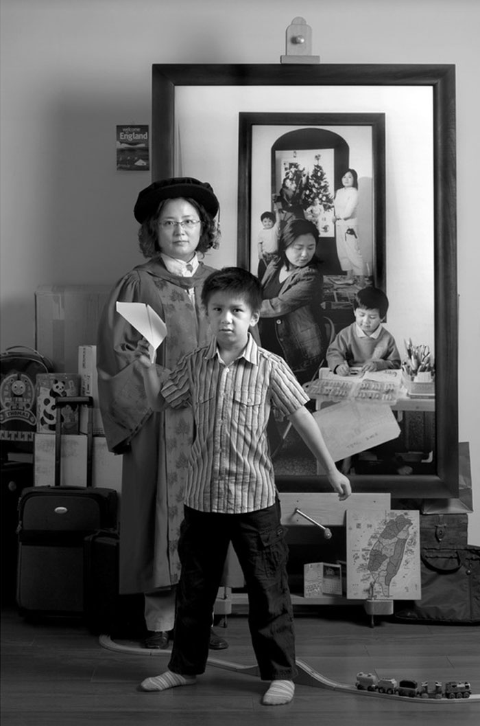 Bà mẹ dành 20 năm chụp &quot;ảnh trong ảnh&quot; kể hành trình trưởng thành của con trai, bức cuối cùng gây xúc động mãnh liệt - Ảnh 7.