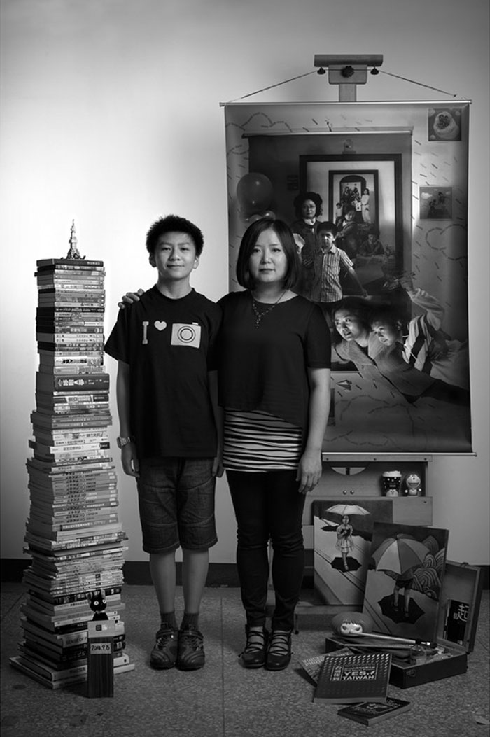 Bà mẹ dành 20 năm chụp &quot;ảnh trong ảnh&quot; kể hành trình trưởng thành của con trai, bức cuối cùng gây xúc động mãnh liệt - Ảnh 9.