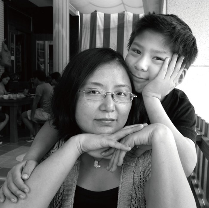 Bà mẹ dành 20 năm chụp &quot;ảnh trong ảnh&quot; kể hành trình trưởng thành của con trai, bức cuối cùng gây xúc động mãnh liệt - Ảnh 13.