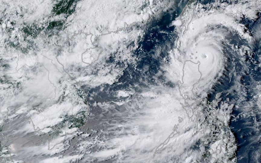 Tin mới nhất về bão Saola: Giật trên cấp 17, Việt Nam có "né" được cơn siêu bão này?