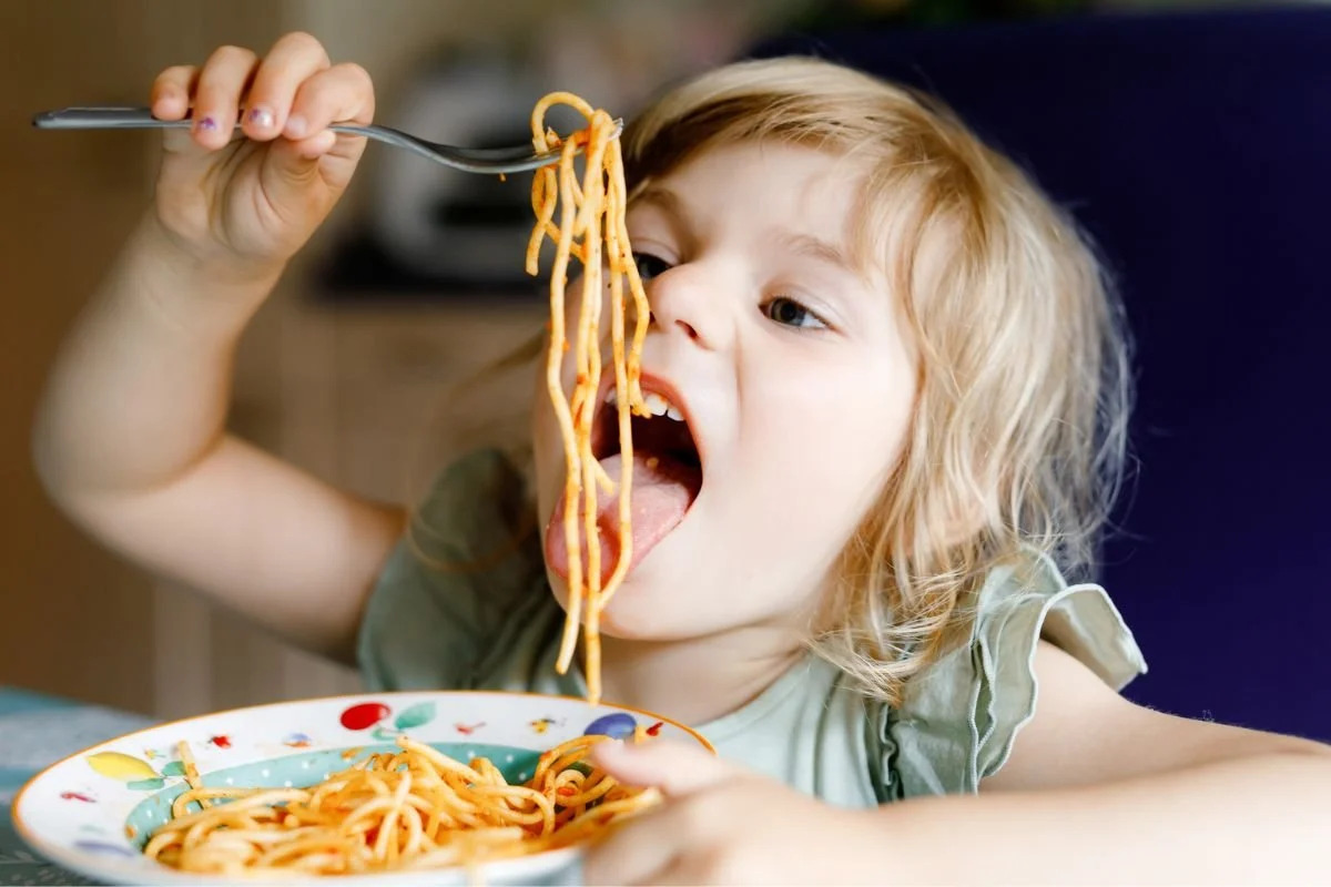 Trẻ em có 3 thói quen này trên bàn ăn, lớn lên thường sẽ trở thành người ích kỷ, thói quen đầu tiên là phản cảm nhất - Ảnh 1.
