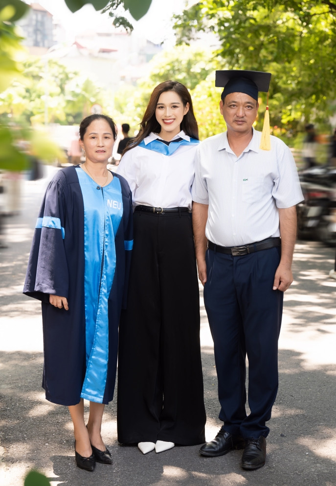 Bố mẹ Đỗ Thị Hà có mặt chúc mừng con gái tốt nghiệp cử nhân Luật đúng thời hạn - Ảnh 4.