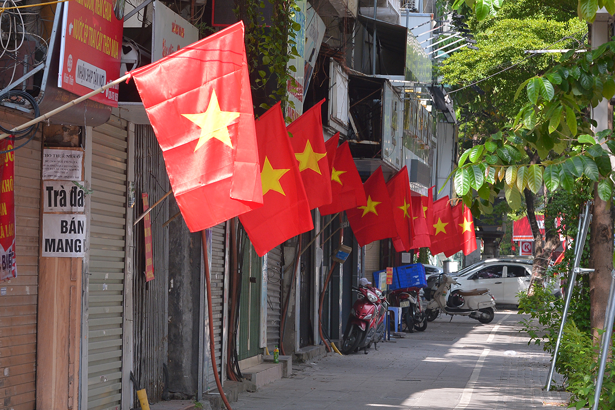 Ngắm nhìn cờ đỏ tung bay khắp các đường phố Hà Nội trong ngày Quốc khánh 2/9  - Ảnh 1.