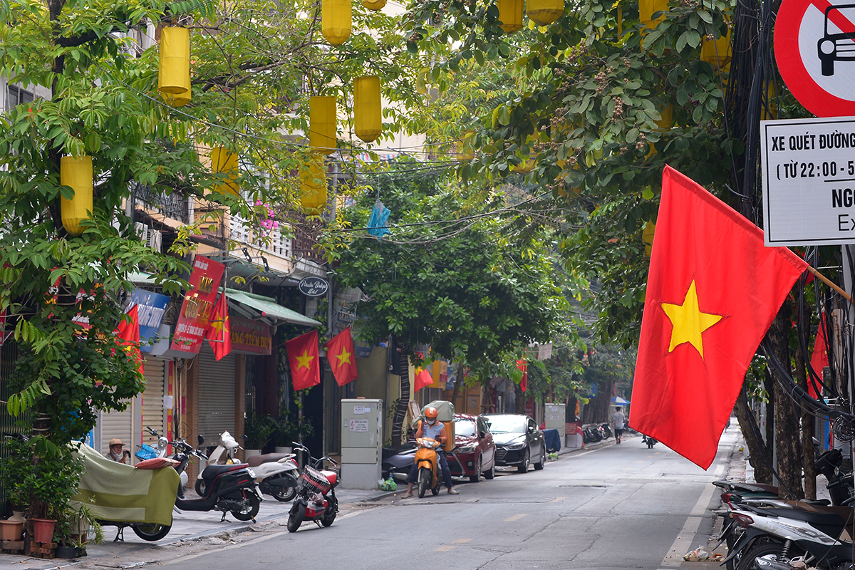 Ngắm nhìn cờ đỏ tung bay khắp các đường phố Hà Nội trong ngày Quốc khánh 2/9  - Ảnh 2.