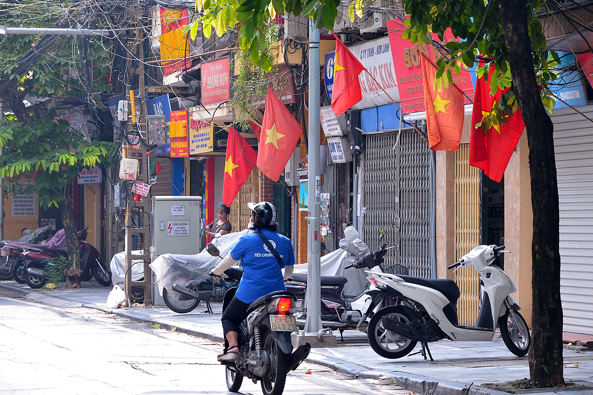 Ngắm nhìn cờ đỏ tung bay khắp các đường phố Hà Nội trong ngày Quốc khánh 2/9  - Ảnh 7.