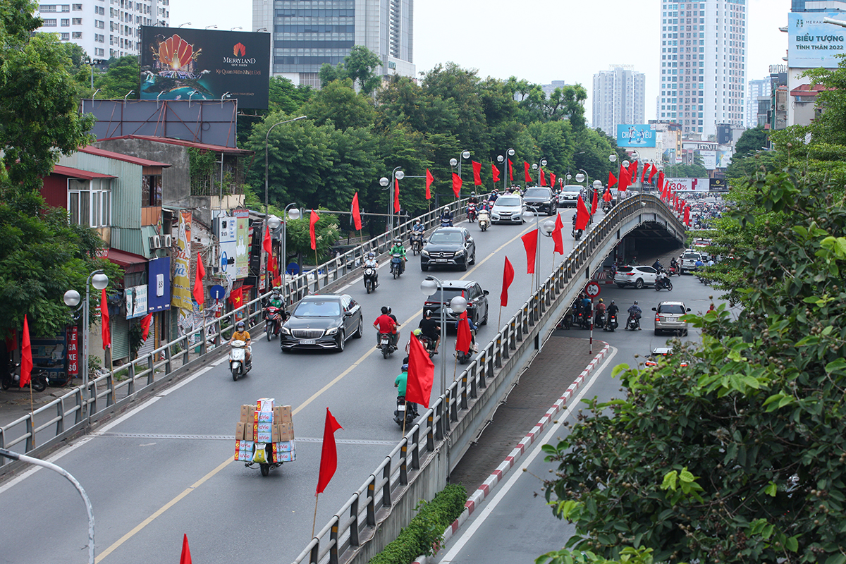 Ngắm nhìn cờ đỏ tung bay khắp các đường phố Hà Nội trong ngày Quốc khánh 2/9  - Ảnh 10.