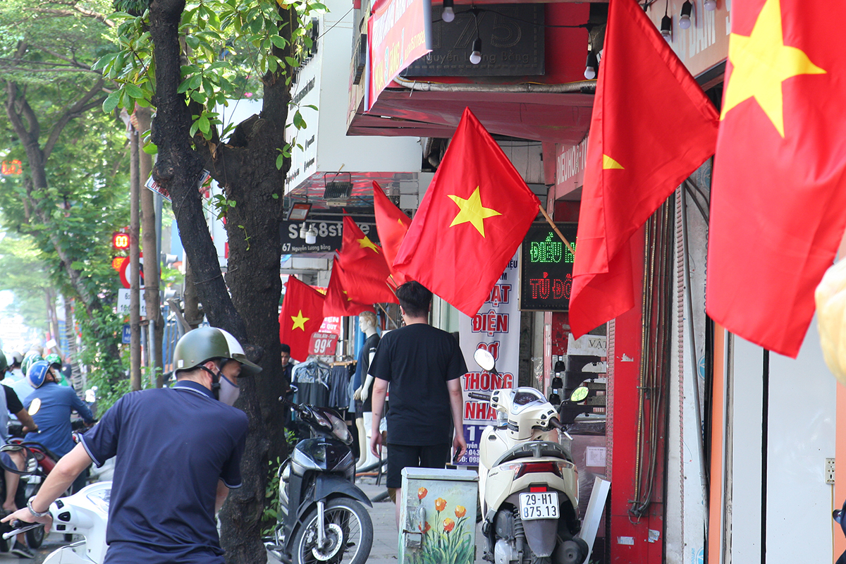 Ngắm nhìn cờ đỏ tung bay khắp các đường phố Hà Nội trong ngày Quốc khánh 2/9  - Ảnh 5.