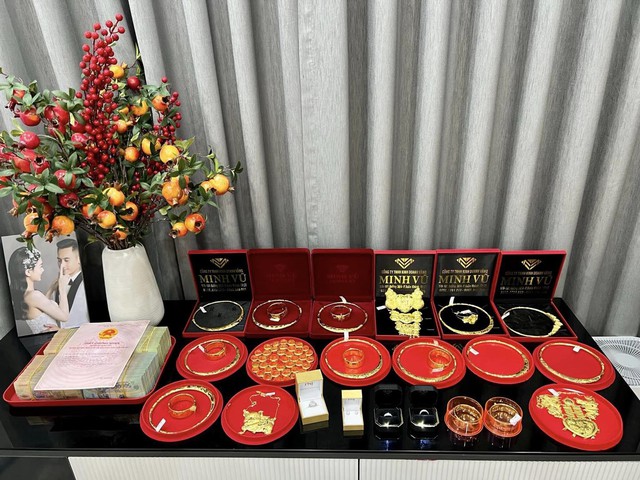 Cô dâu Quảng Ninh nhận hồi môn vàng cả ký, tiền bó từng cọc xếp cạnh sổ đỏ - Ảnh 2.