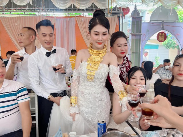 Cô dâu Quảng Ninh nhận hồi môn vàng cả ký, tiền bó từng cọc xếp cạnh sổ đỏ - Ảnh 1.