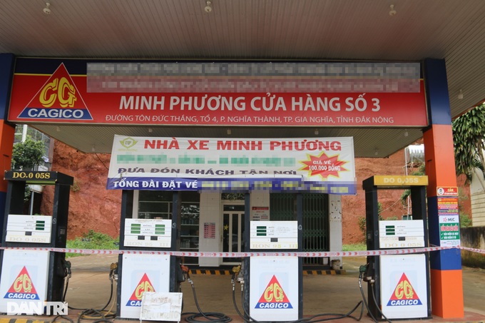 Bồn chứa xăng bất ngờ &quot;đội&quot; đất, nổi phập phồng như phao - Ảnh 2.