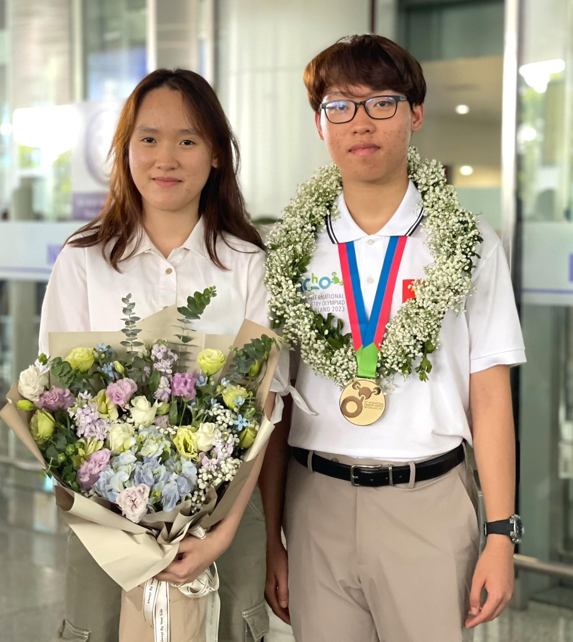 Gia đình Hà Nội liên tiếp nhận tin 2 con đạt Huy chương Vàng Olympic quốc tế - Ảnh 1.