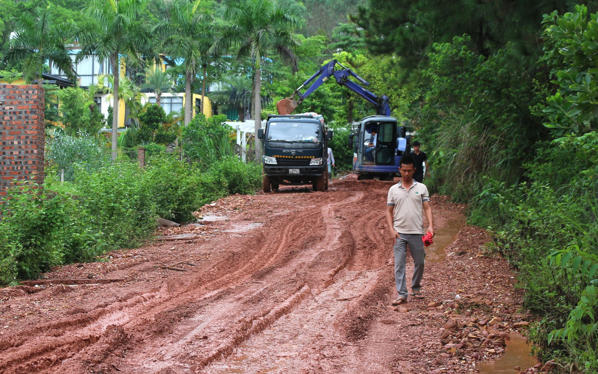 Lãnh đạo huyện Sóc Sơn phủ nhận thông tin sạt lở vùi hàng loạt xe ô tô là do xây các khu nghỉ dưỡng