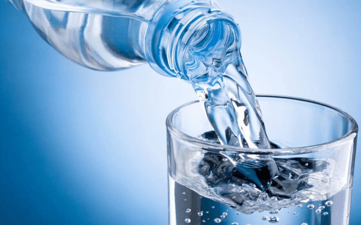 Bà mẹ 2 con tử vong sau khi uống gần 2 lít nước: Chuyên gia cảnh báo uống nước theo cách này sẽ trở thành "chất độc" gây chết người