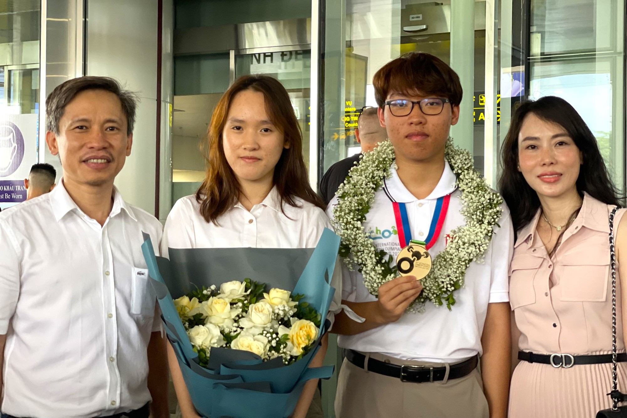 Gia đình Hà Nội liên tiếp nhận tin 2 con đạt Huy chương Vàng Olympic quốc tế - Ảnh 2.